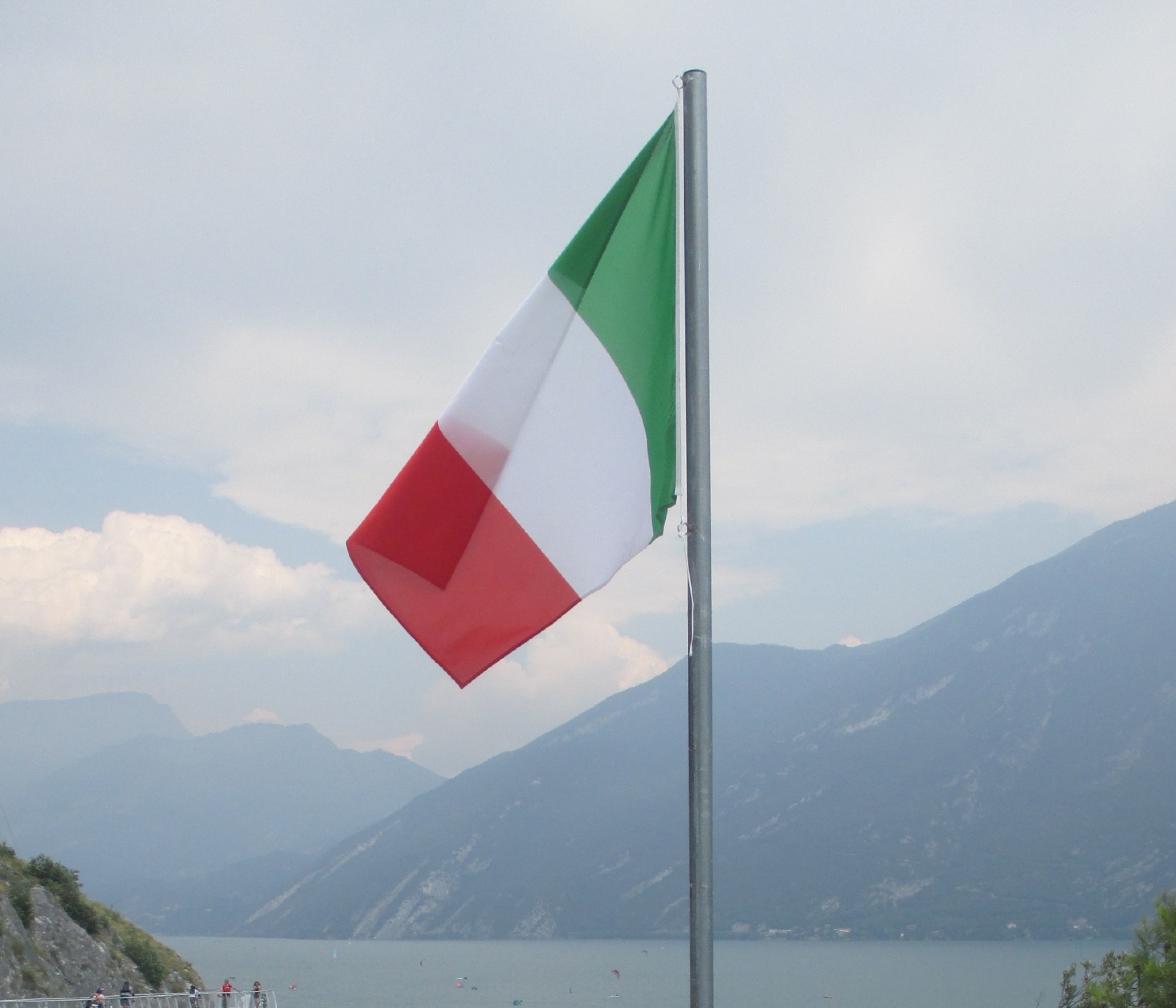 Italiaanse vlag wappert in de zon